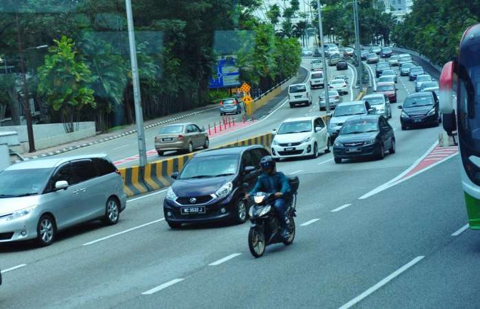馬路上的摩托車主像賽手，汽車避讓人提醒 去這些國(guó)家請(qǐng)注意安全